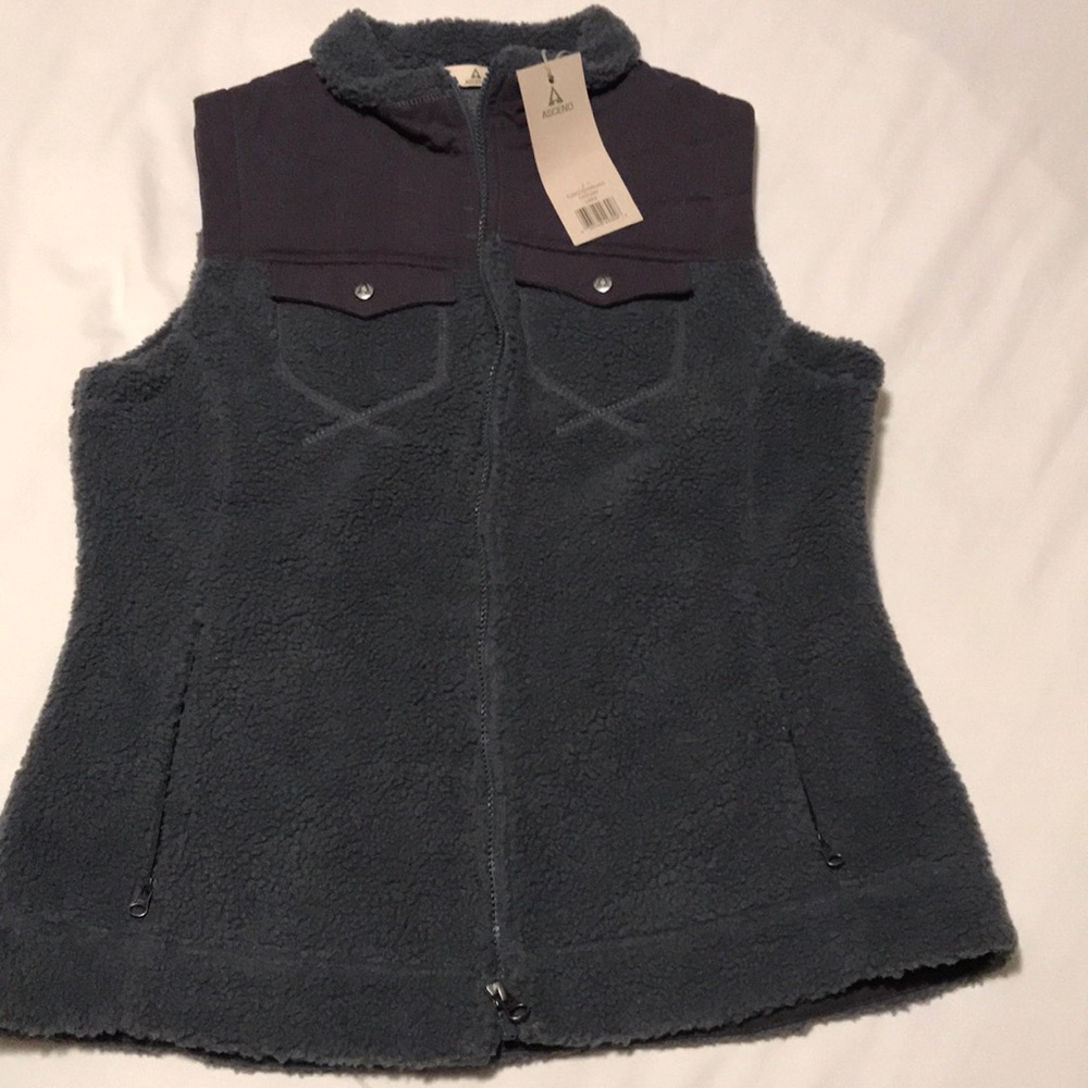 Ascend women’s Sherpa vest